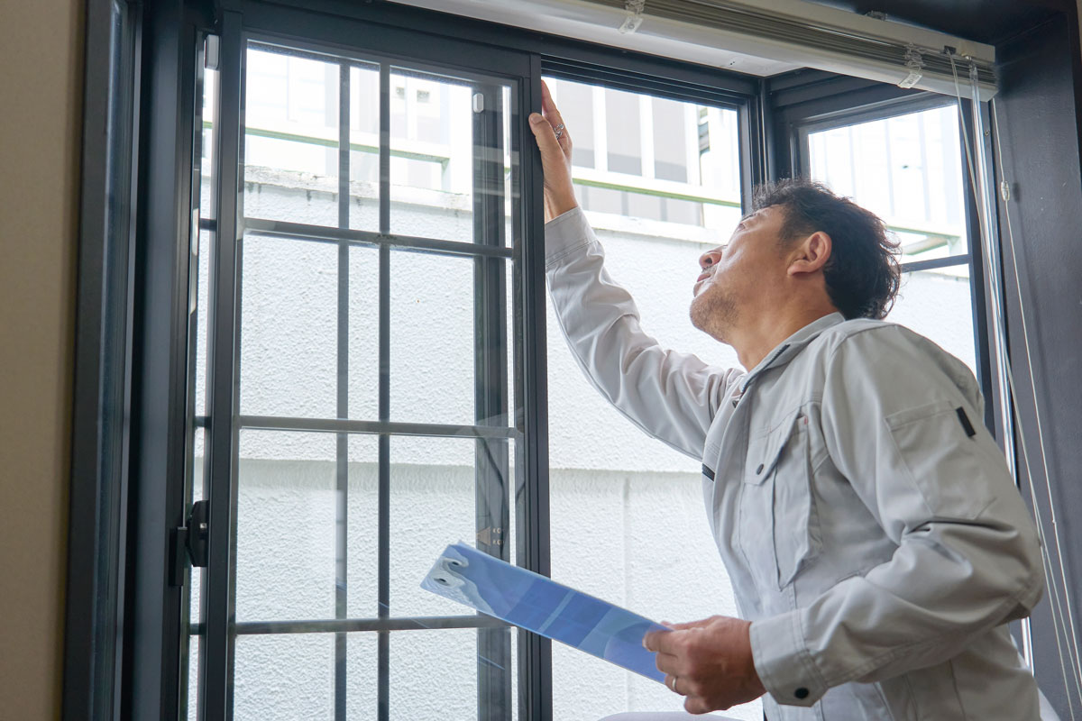 Técnico instalando ventana CLIMALIT con aislamiento acústico y térmico