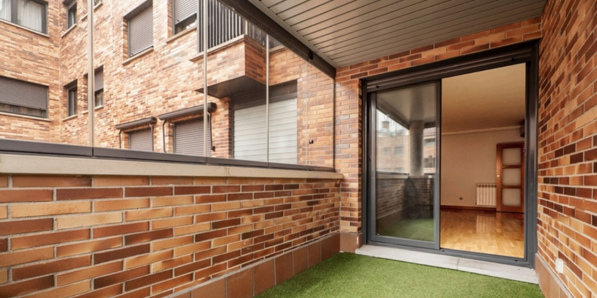 Imagen de terraza con cortinas de cristal