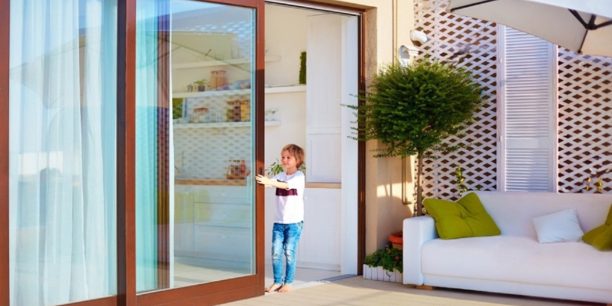 Imagen de patio soleado con ventanas Climalit