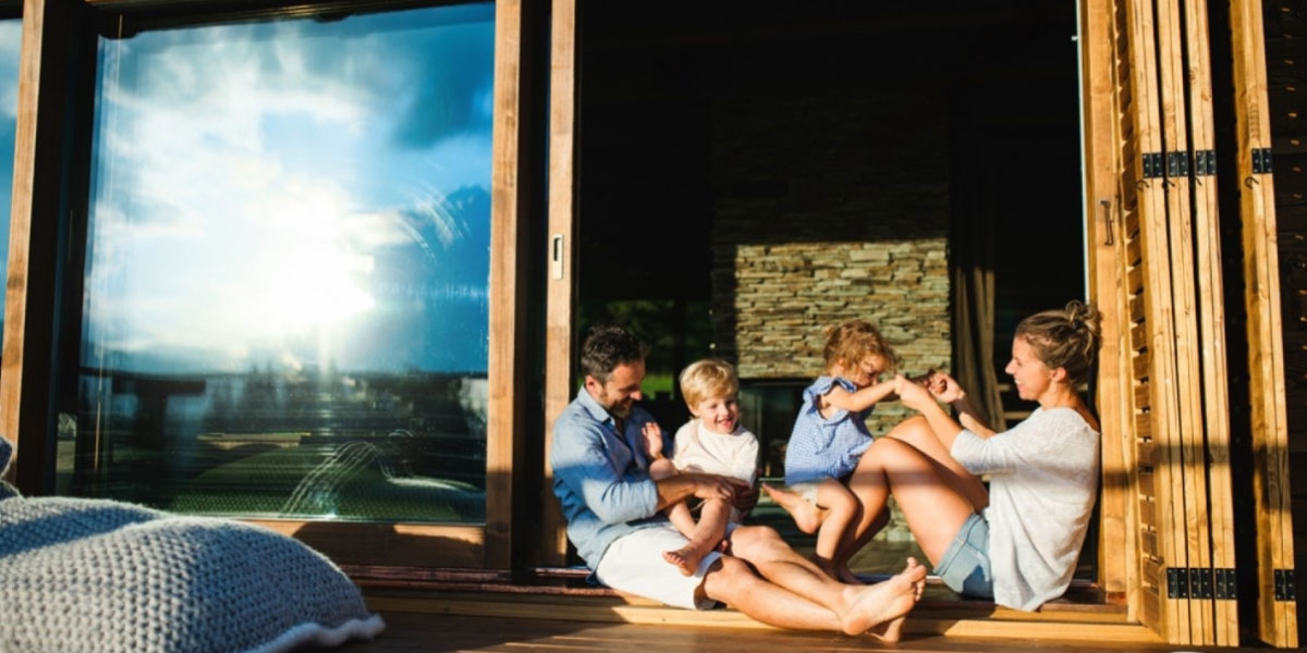 Imagen de familia en hogar con descanso en verano Climalit