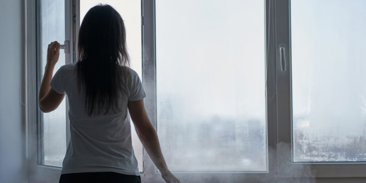 Imagen de mujer mirando por la ventana