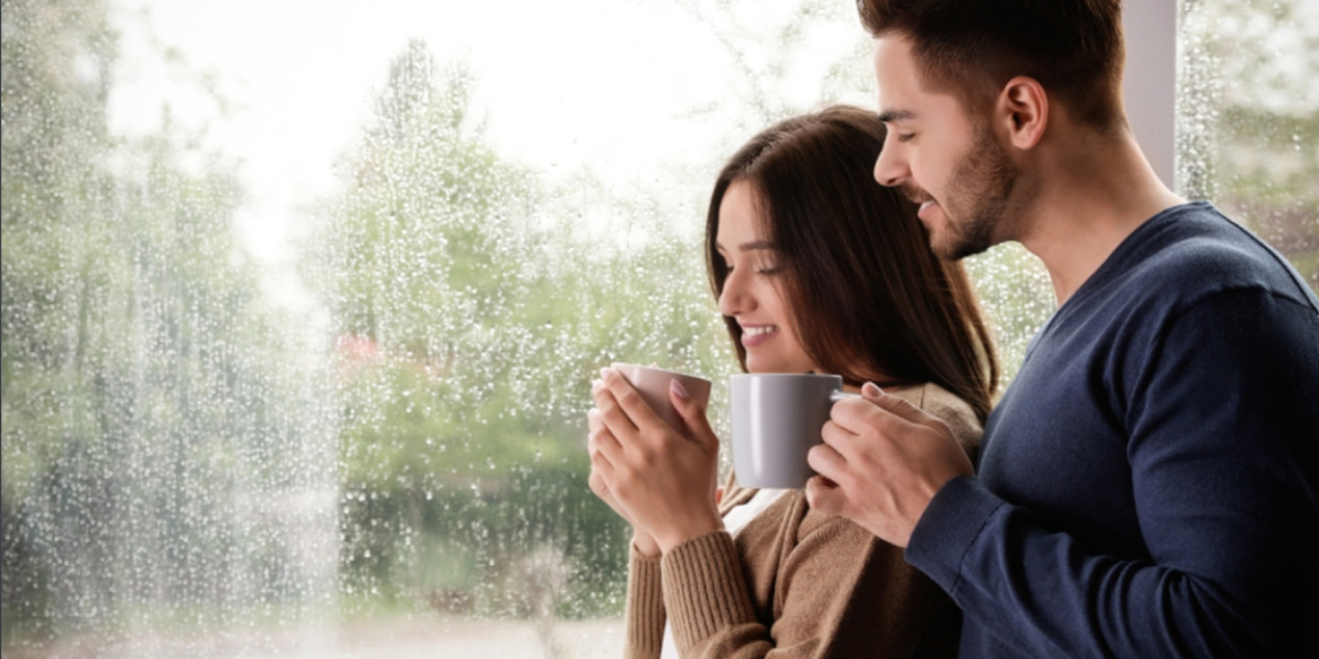 Imagen de pareja en vivienda con ventanas Climalit