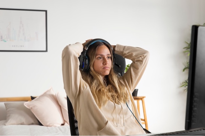 Mujer sentada con auriculares en las orejas