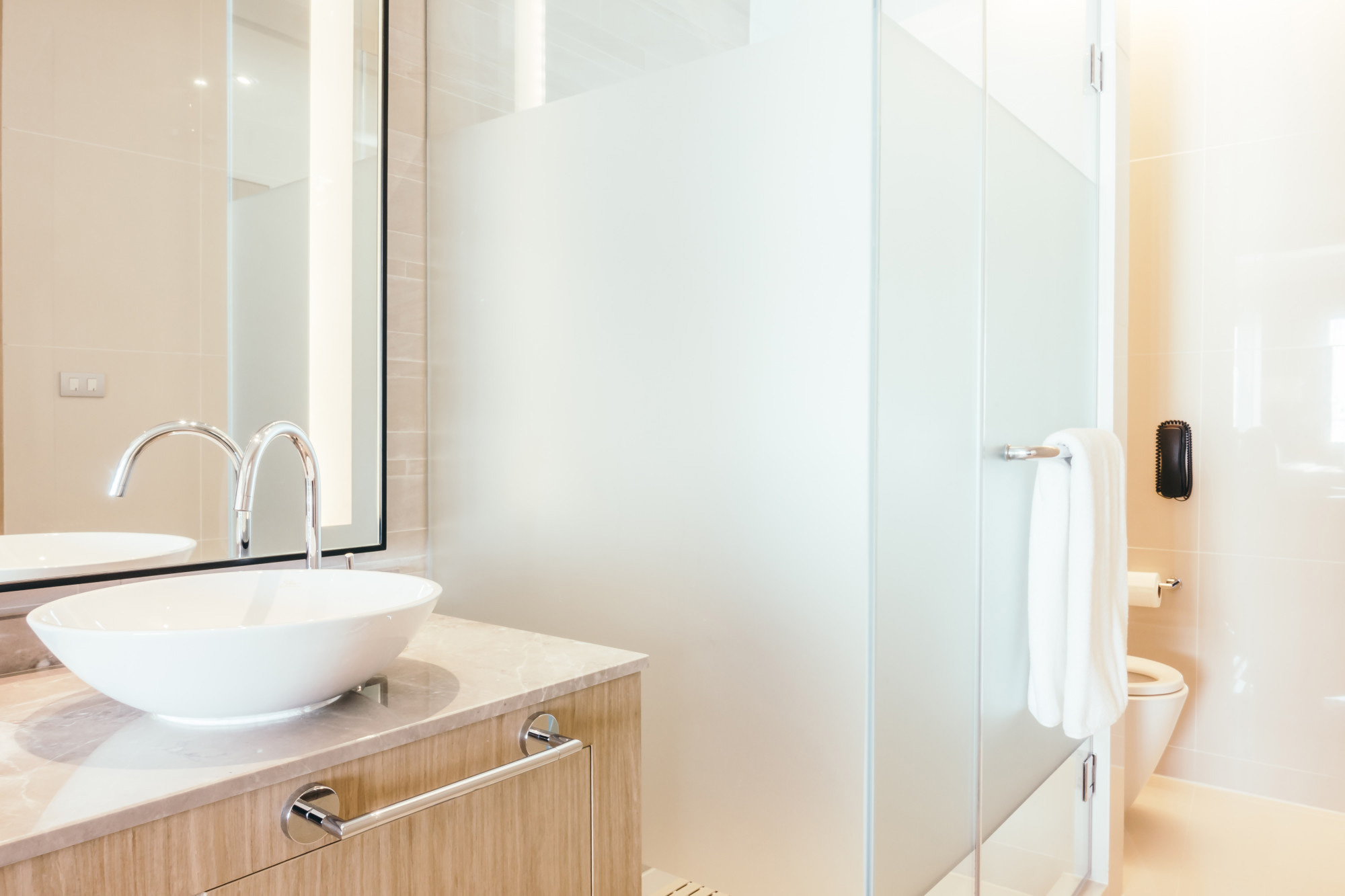 Imagen de baño con mamparas translúcida 