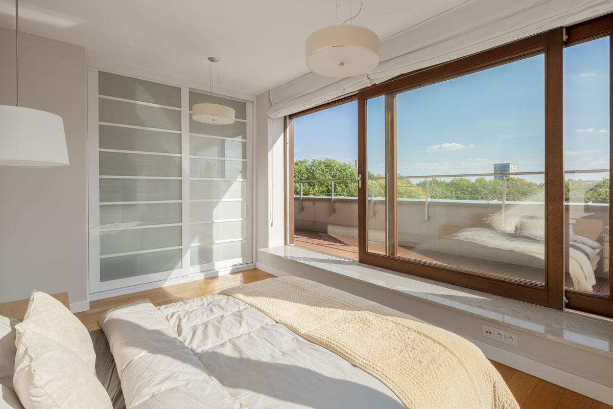 Imagen de salón con gran ventana