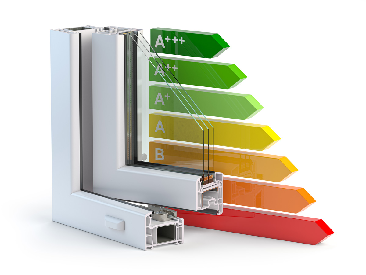 Etiqueta energética en una ventana con escala A-G visible