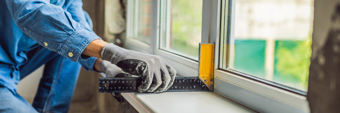Persona instalando una ventana nueva en lugar de una ventana antigua