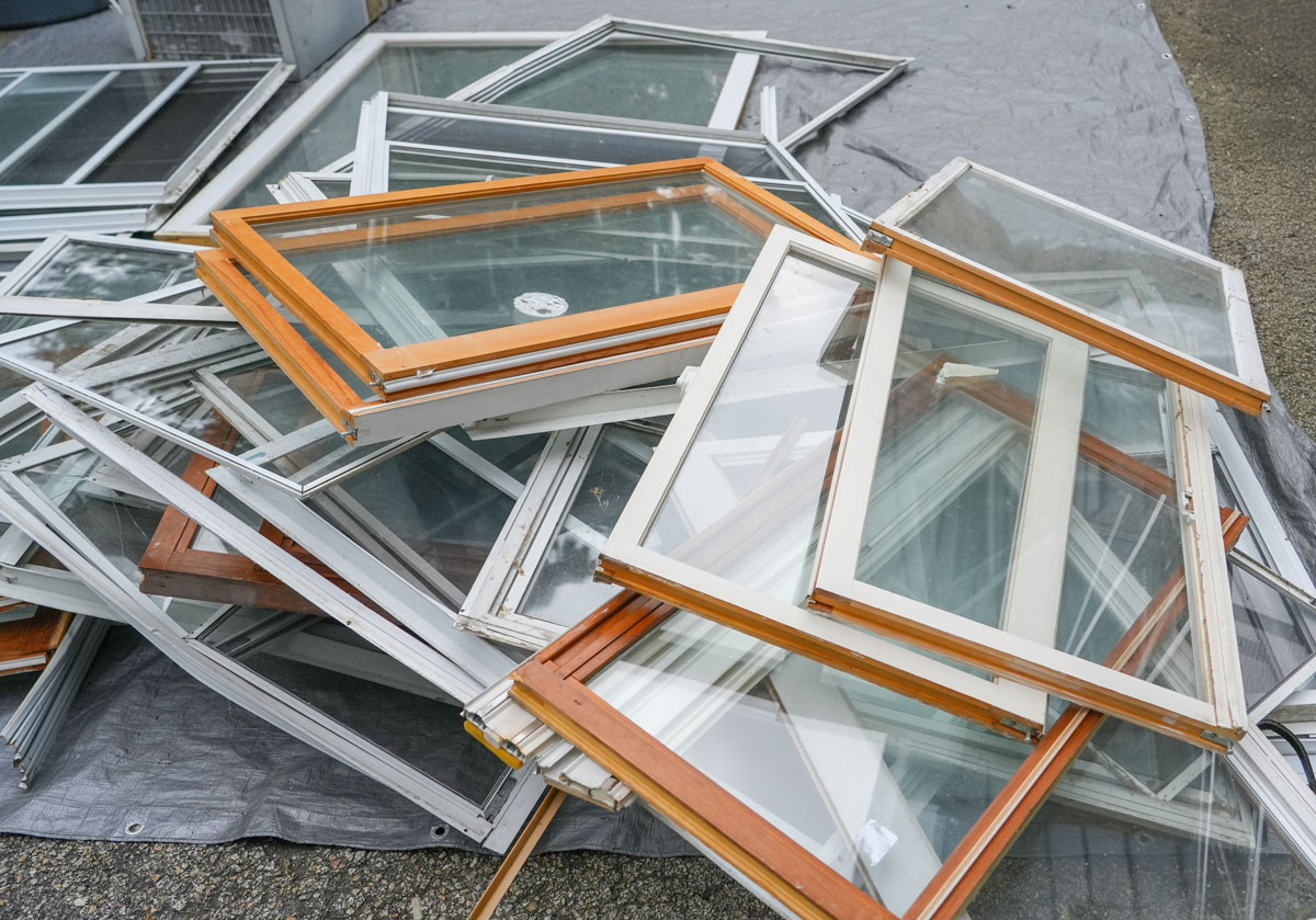 Ejemplo de ventana antigua con cristal deteriorado antes de la renovación
