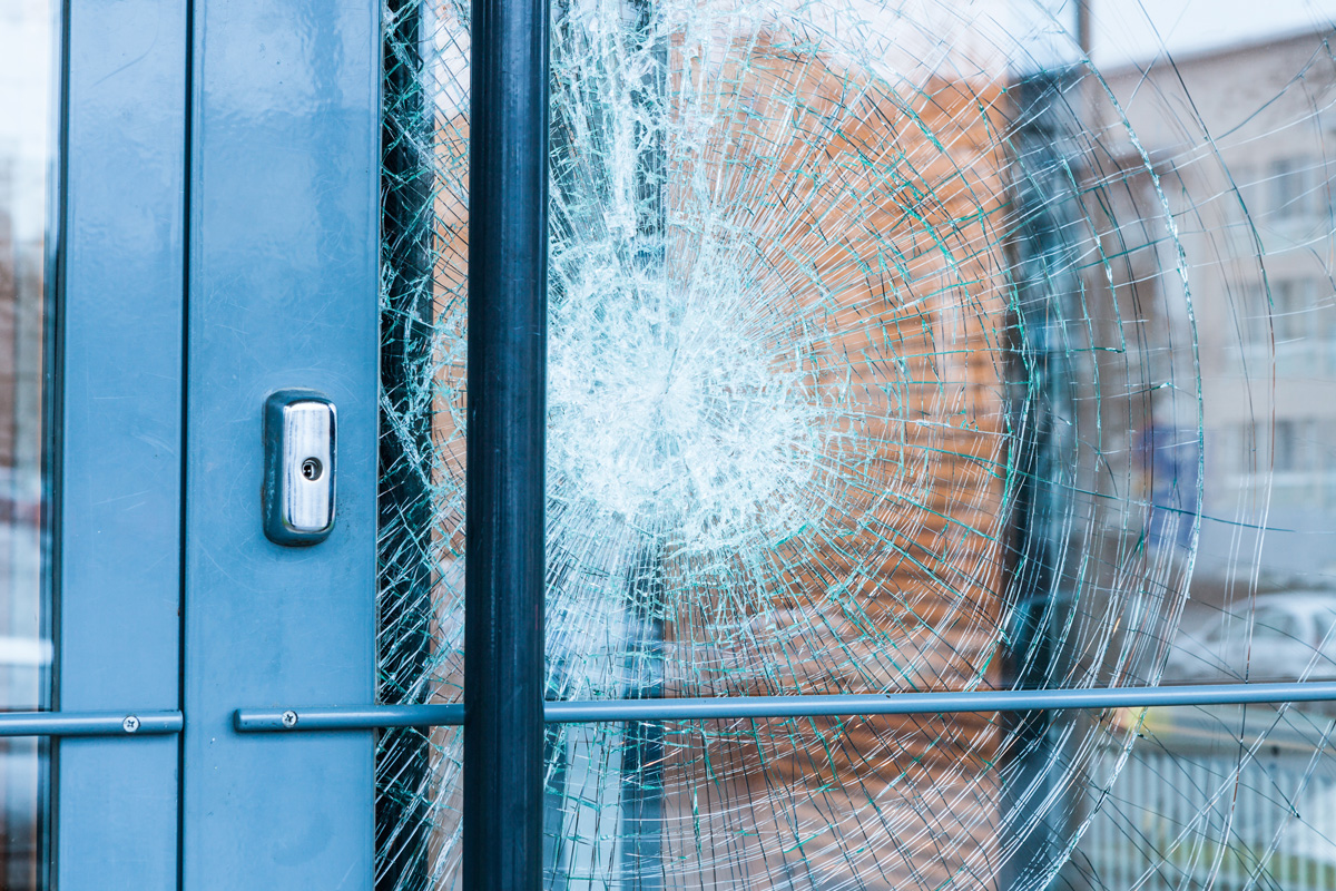 Vidrio laminado roto por impacto