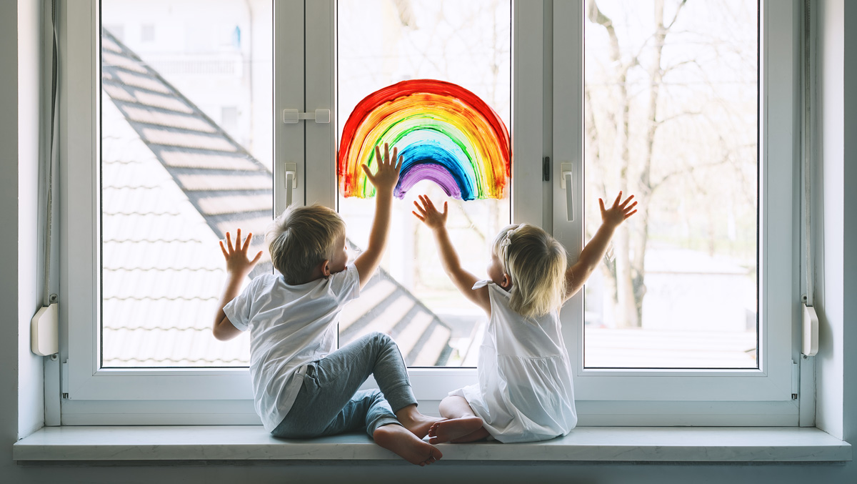 Imagen de nos niños jugando y pintando ventana con seguridad