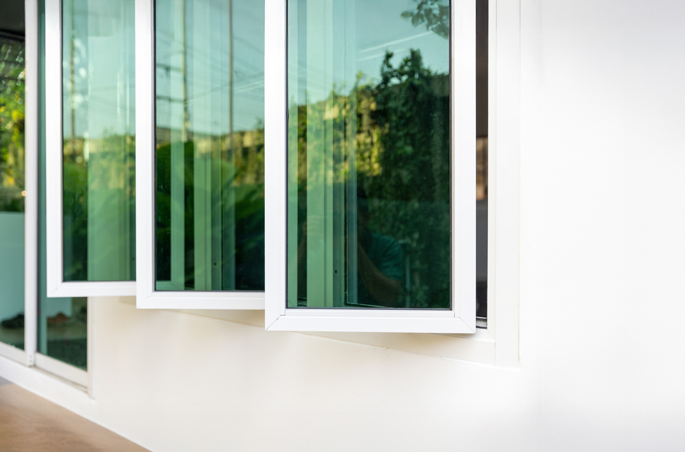 Ventana oscilobatiente abierta en posición oscilante para ventilar