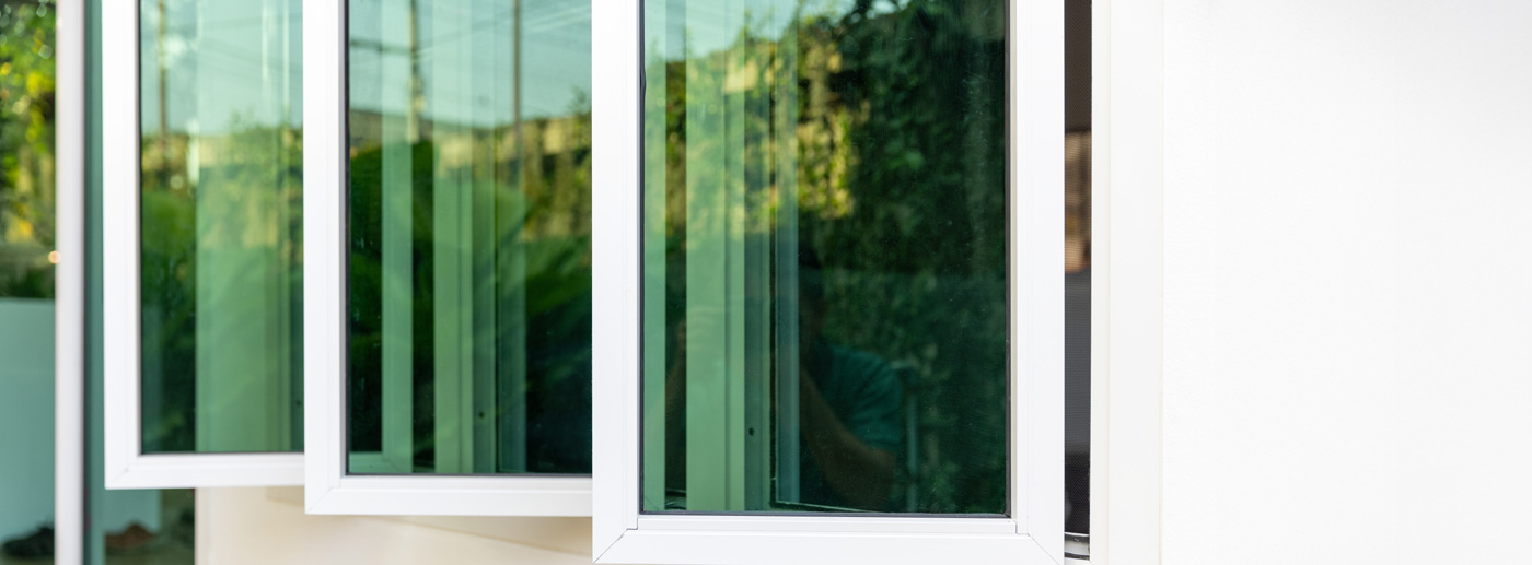 Ventana oscilobatiente abierta en posición oscilante para ventilar