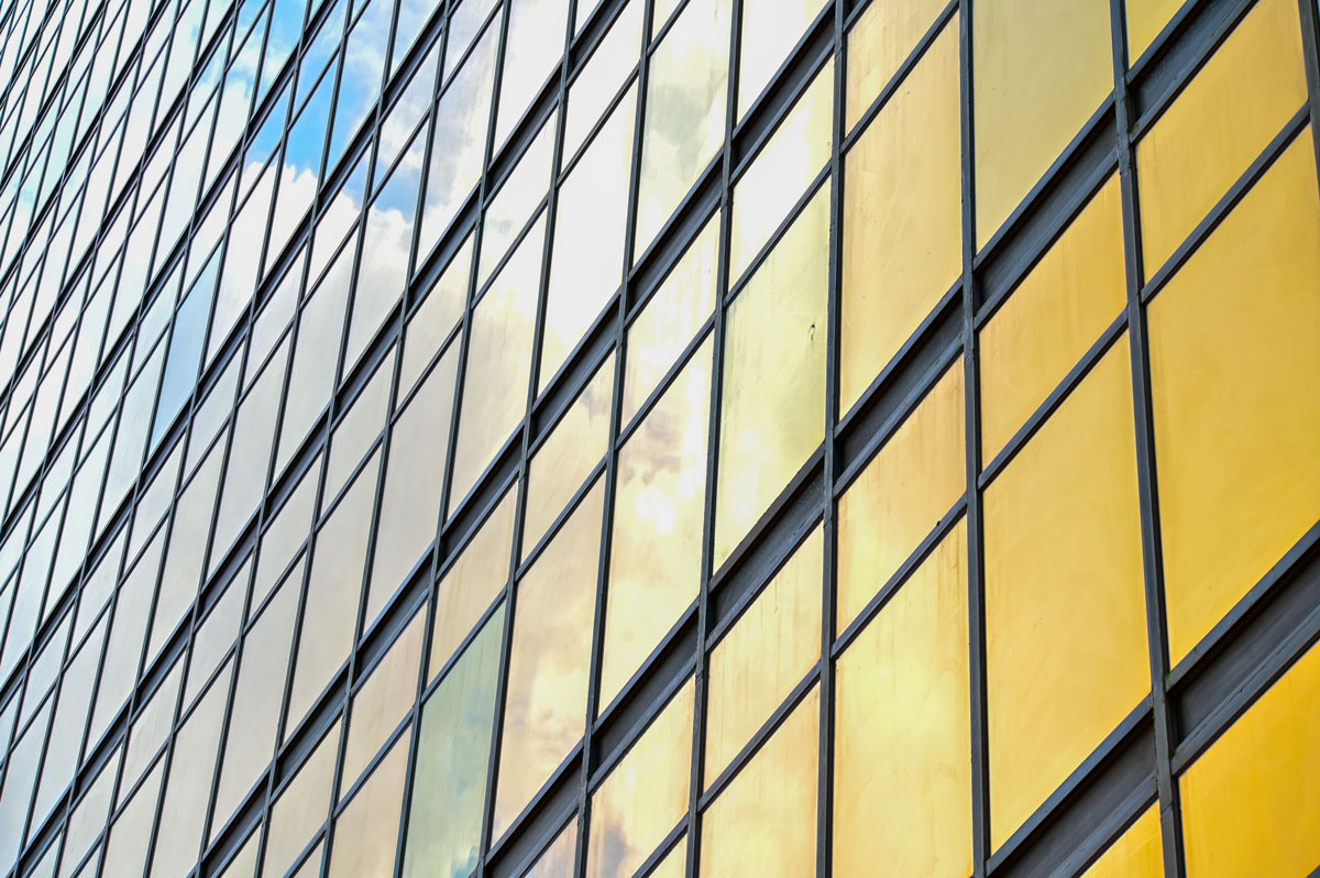 Fachada de edificio con vidrios inteligentes de control solar