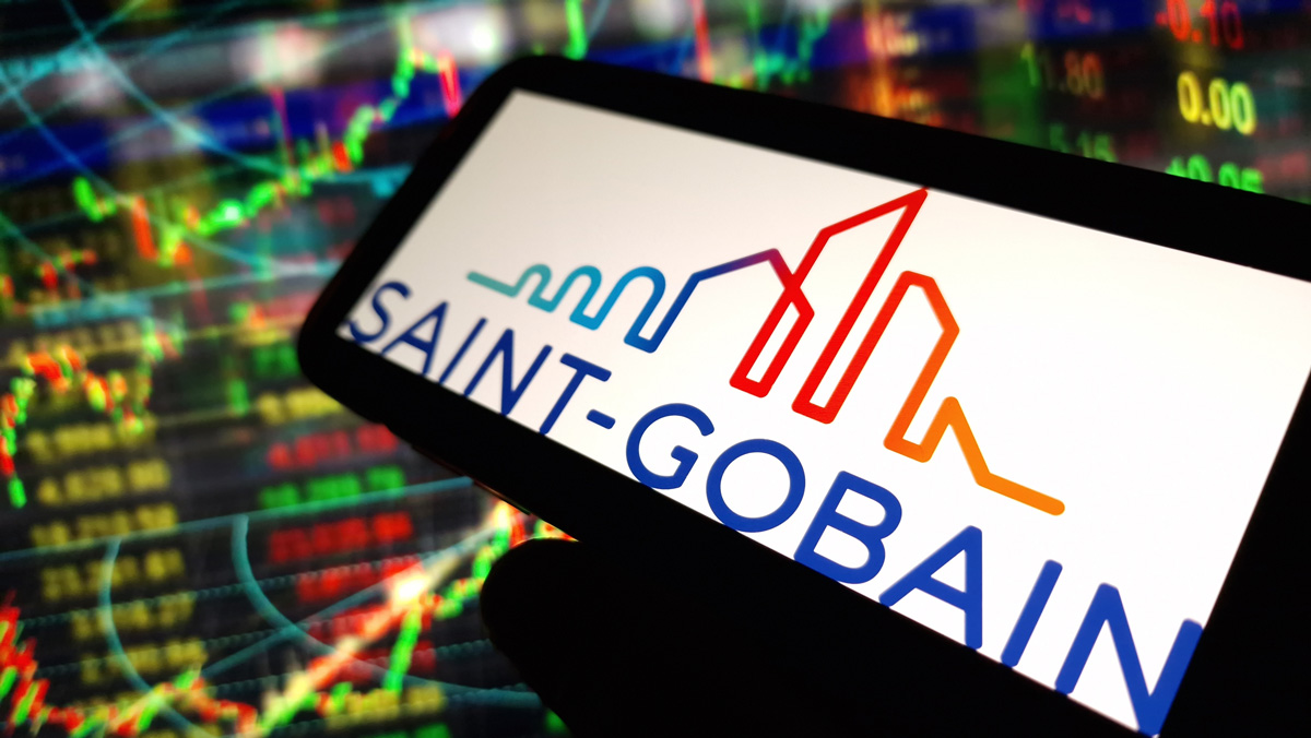 Logo de Saint-Gobain en dispositivo móvil con gráficos de innovación en vidrios inteligentes