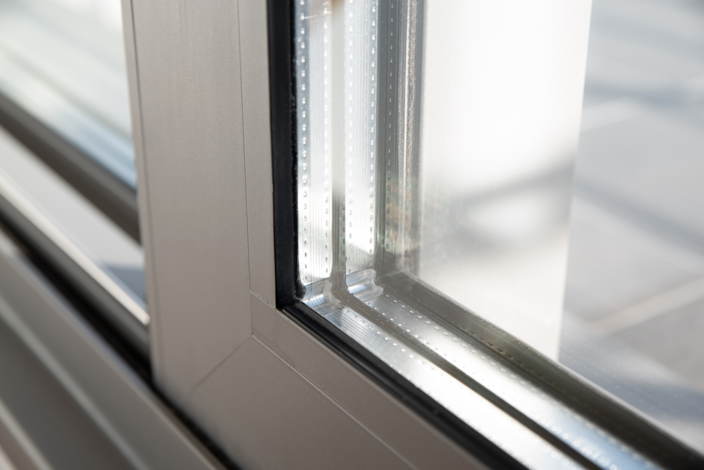 Detalle de ventana con doble acristalamiento y cámara de aire para mejorar el aislamiento