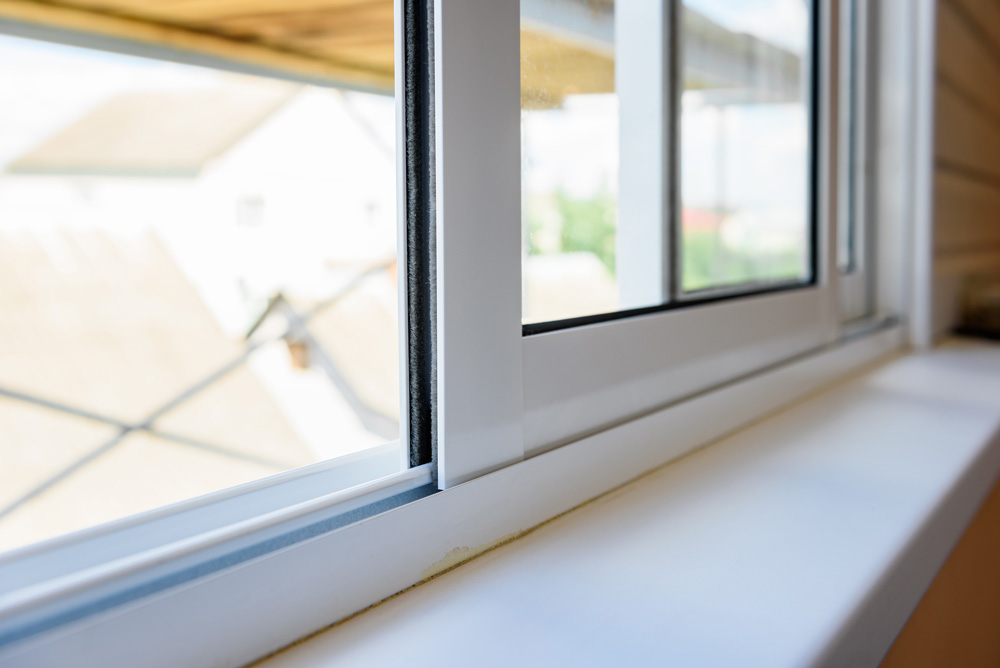 Detalle del carril y burlete en ventana corredera para un buen sellado