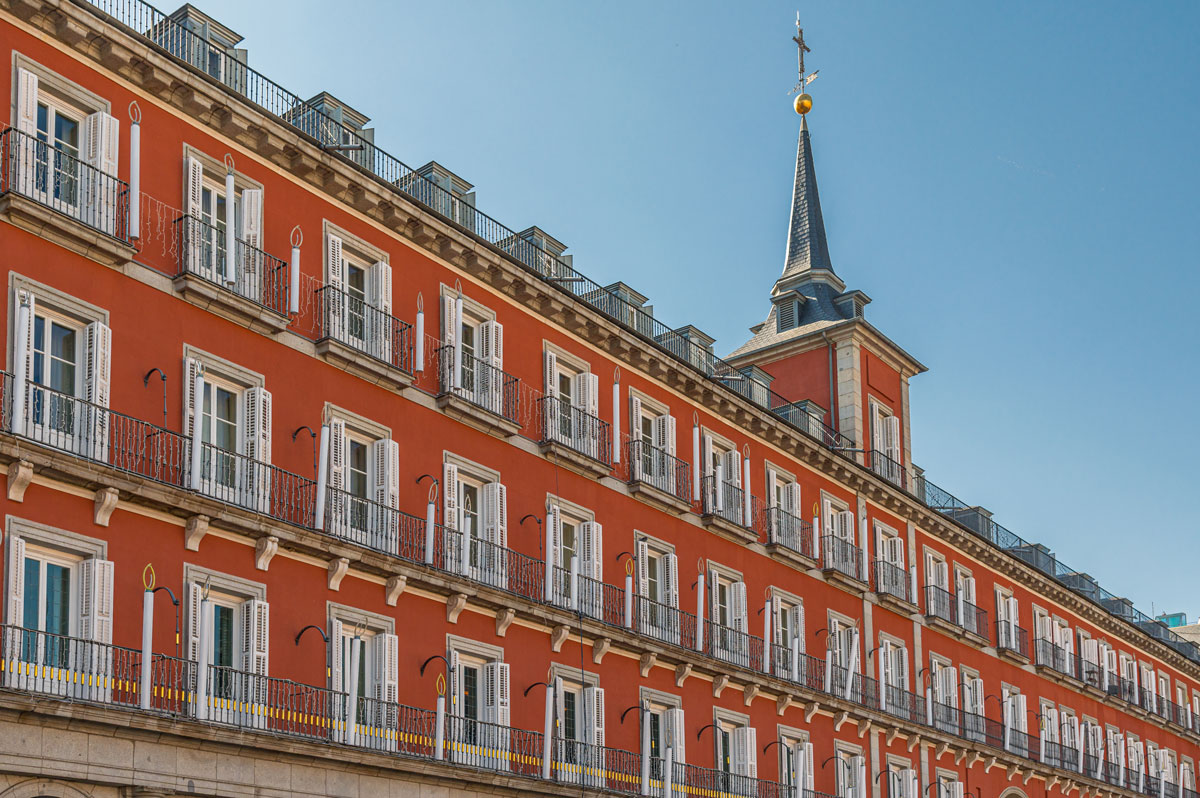 Fachada de edificio histórico con ventanas blancas listas para acristalamiento moderno CLIMALIT PLUS®