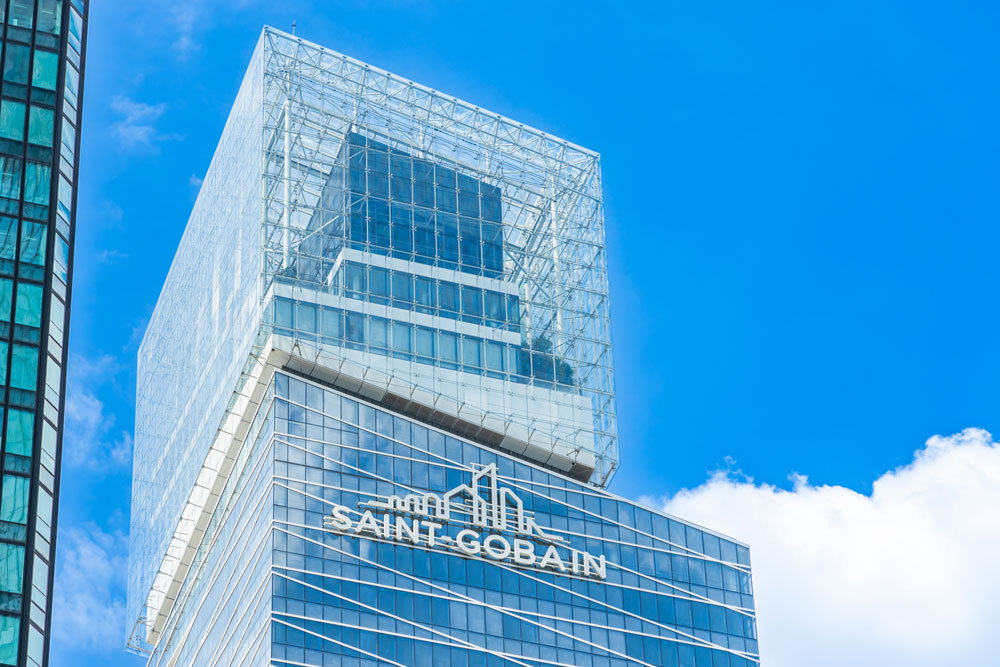 Tour Saint-Gobain en París, edificio icónico con fachada de vidrio de alto rendimiento y soluciones sostenibles.
