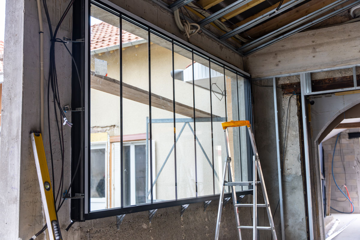 Instalación de nuevas ventanas eficientes durante una reforma para cumplir requisitos de subvenciones energéticas.