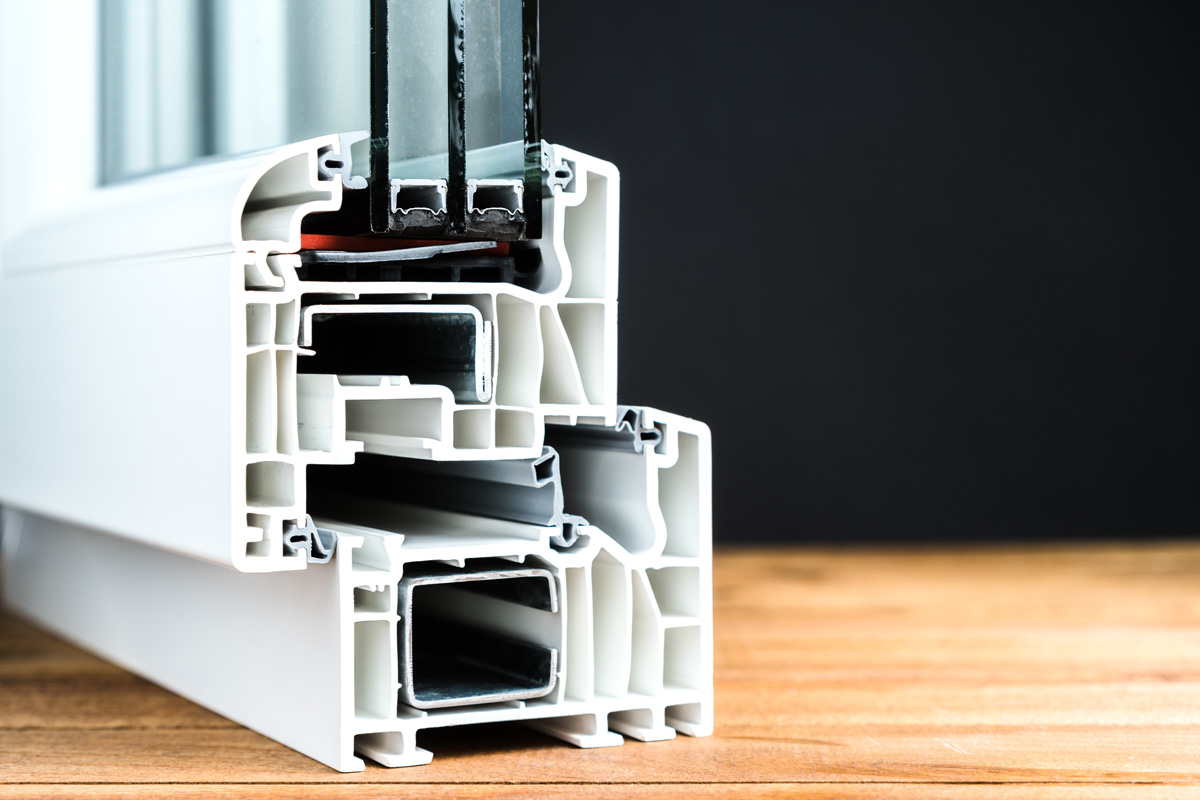 Sección de una ventana con perfil multicámara y acristalamiento que mejora el aislamiento térmico.Detalle en sección de una ventana con perfil multicámara y acristalamiento aislante. La combinación de materiales con baja conductividad térmica, cámaras de aire y una correcta rotura de puente térmico reduce la transmisión de calor y mejora el valor U del conjunto de la ventana.