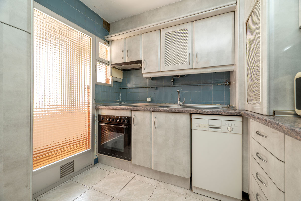 Vidrio traslúcido en ventana de cocina que aporta privacidad y luz natural