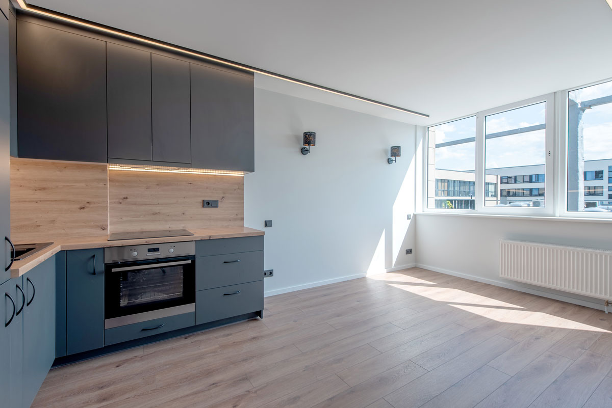 Cocina con grandes ventanales y acristalamiento adecuado según la orientación de la vivienda para aprovechar la luz natural