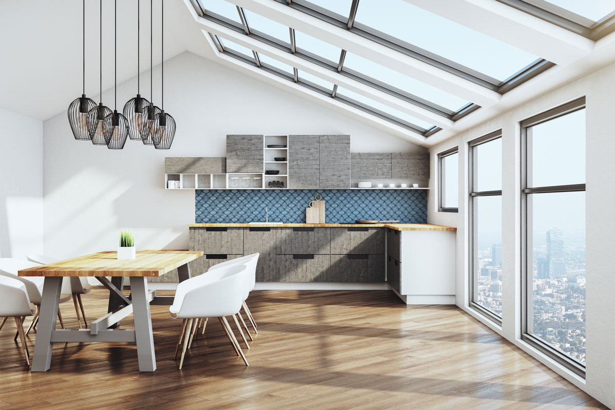 Cocina con grandes ventanales y acristalamiento para reducir el calor interior