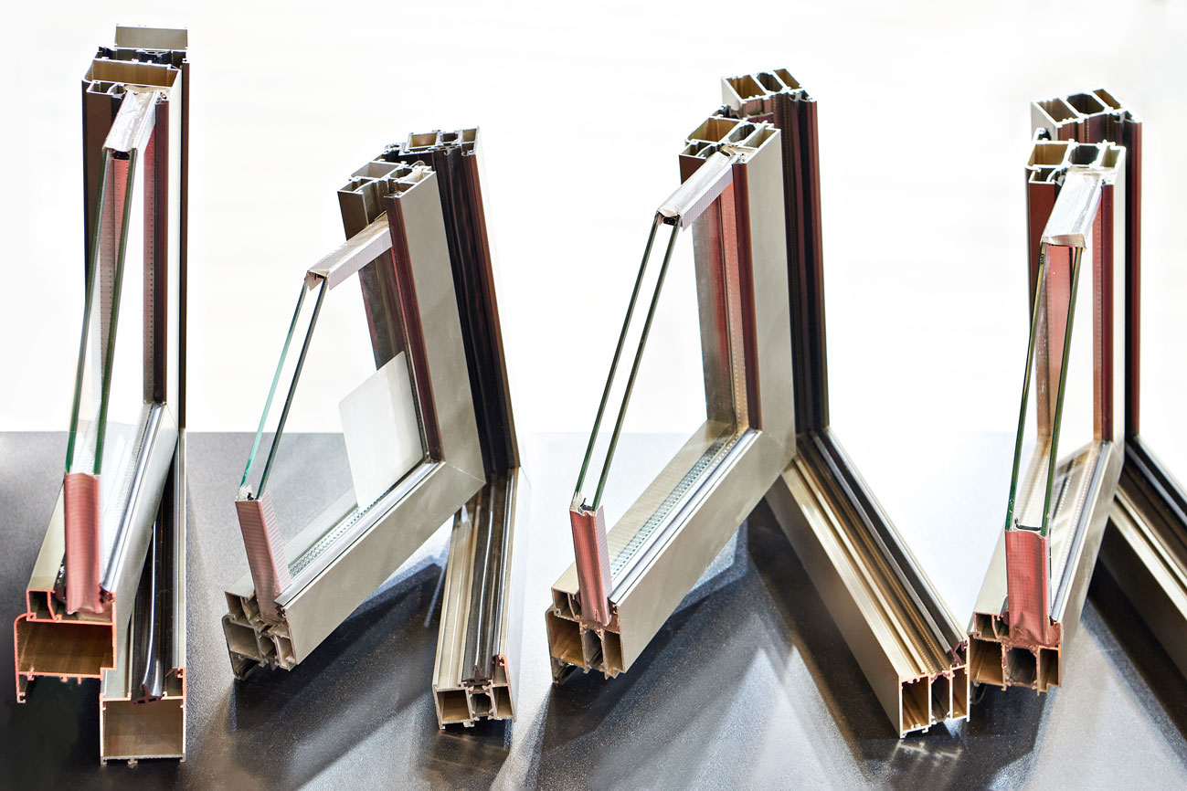 Sección de ventana con doble acristalamiento y cámara intermedia de aislamiento