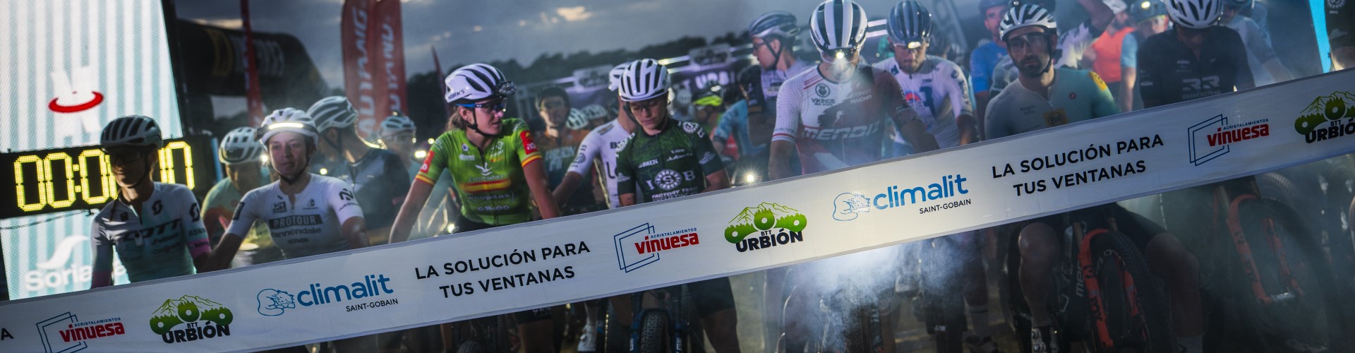Ciclistas en la línea de salida de la BTT Urbión 2025 con gran ambiente competitivo