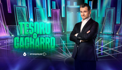 Suelos de vidrio laminado CLIMALIT en el plató de “Tesoro o Cacharro” con presentador y escenografía iluminada.