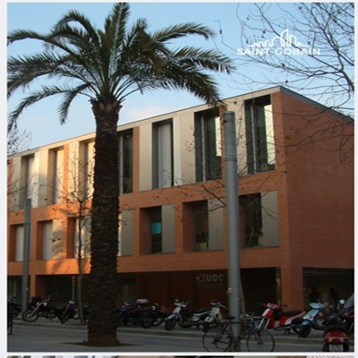 Fachada de la sede de la Universidad Abierta de Cataluña en Barcelona con acristalamiento CLIMALIT Planitherm 4S de Saint-Gobain Glass