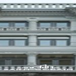 Panorámica de la fachada restaurada del Banco Santander con ventanas CLIMALIT que combinan diseño clásico y tecnología en vidrio.