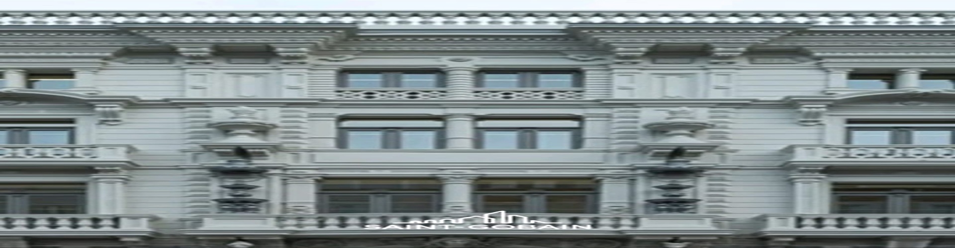 Panorámica de la fachada restaurada del Banco Santander con ventanas CLIMALIT que combinan diseño clásico y tecnología en vidrio.