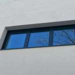 Ventanas Climalit® instaladas en la fachada de la sede de Mediker en Barcelona para mejorar aislamiento térmico y control solar