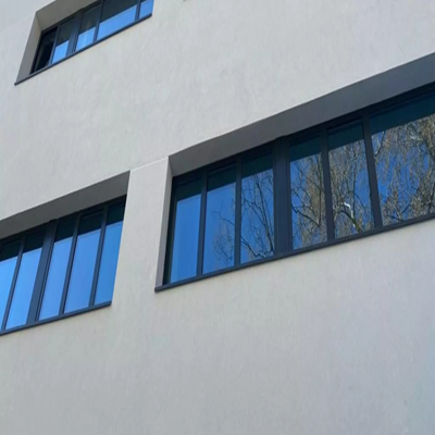 📝 Texto ALT Fachada de la nueva sede de Mediker en Barcelona con ventanas Climalit® de altas prestaciones instaladas por Saint-Gobain Glass