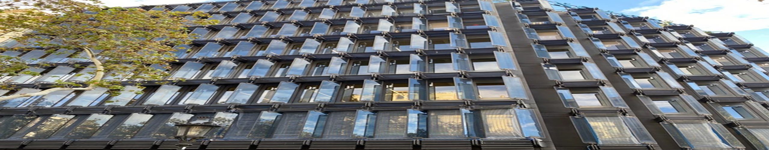 Detalle de la fachada del edificio Novartis en Barcelona con acristalamientos Climalit y control solar