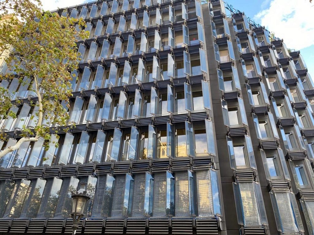 Fachada del edificio Novartis en Barcelona renovado con soluciones de acristalamiento Climalit de alto rendimiento
