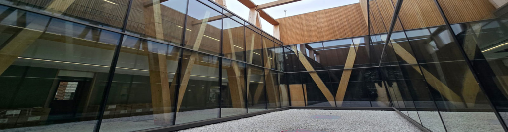 Fachada acristalada del centro de salud CAP La Llagosta con soluciones de vidrio bajo emisivo CLIMALIT y Cerviglas