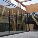 Fachada acristalada del centro de salud CAP La Llagosta con soluciones de vidrio bajo emisivo CLIMALIT y Cerviglas